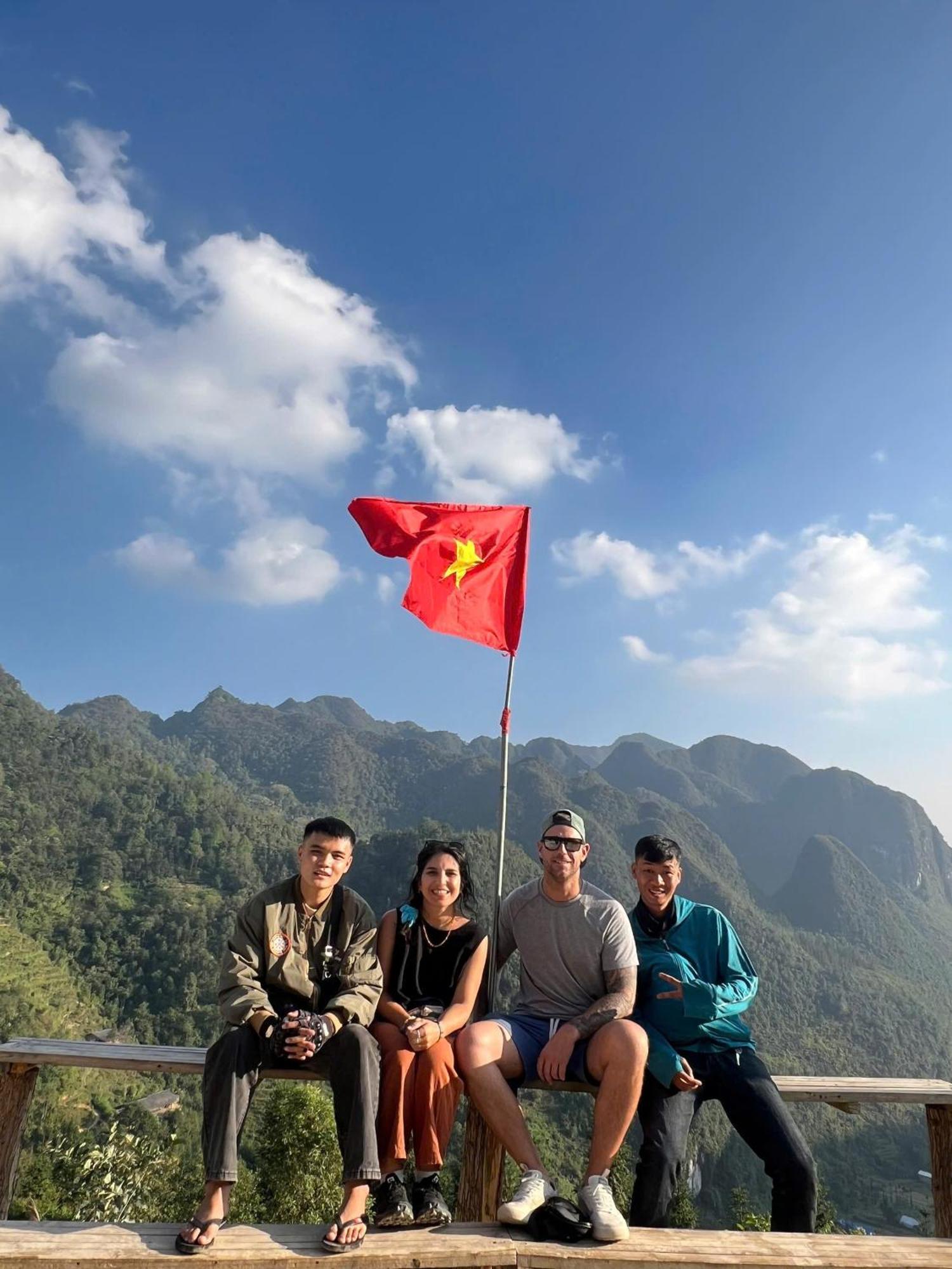 Hg Hostel Provide Tours & Motorbikes Ha Giang Esterno foto